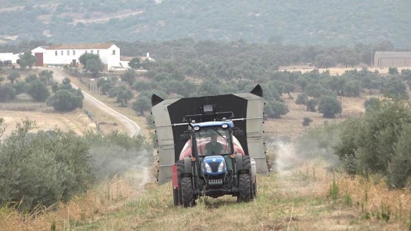 Traktor spuit met gewassenbeschermingsmiddelen op het Spaanse platteland