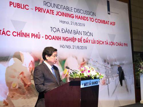 Vice Minister Le Quoc Doanh opens the Roundtable meeting