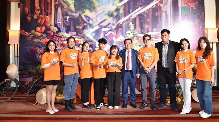 Minister Le Minh Hoan with young ambassadors for the Empower Youth4Food campaign