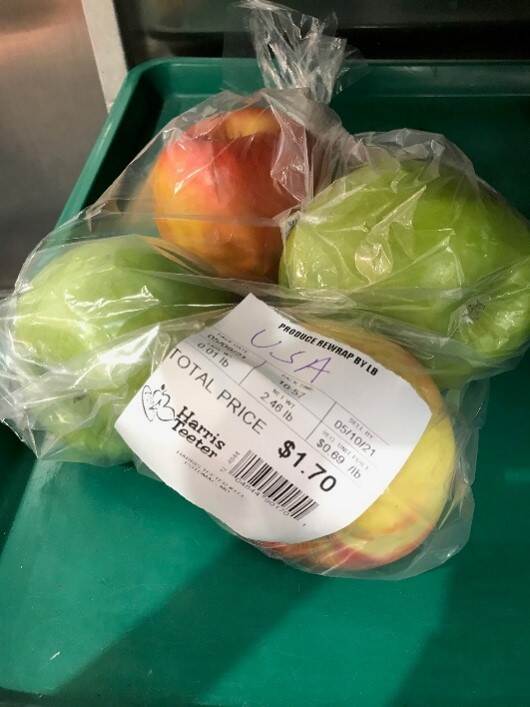 Voorbeeld van herverpakte appels en champignons, die tegen een lagere prijs worden aangeboden in filialen van supermarktketen Harris Teeter.