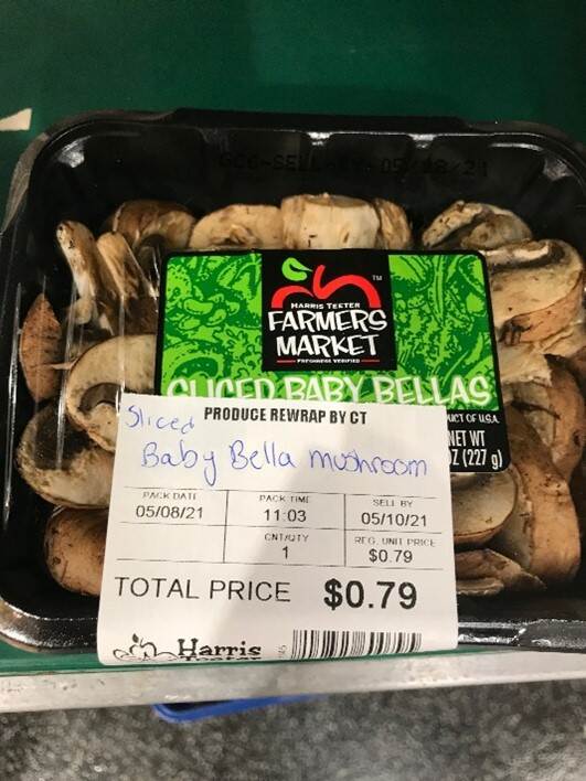 Voorbeeld van herverpakte champignons, die tegen een lagere prijs worden aangeboden in filialen van supermarktketen Harris Teeter.
